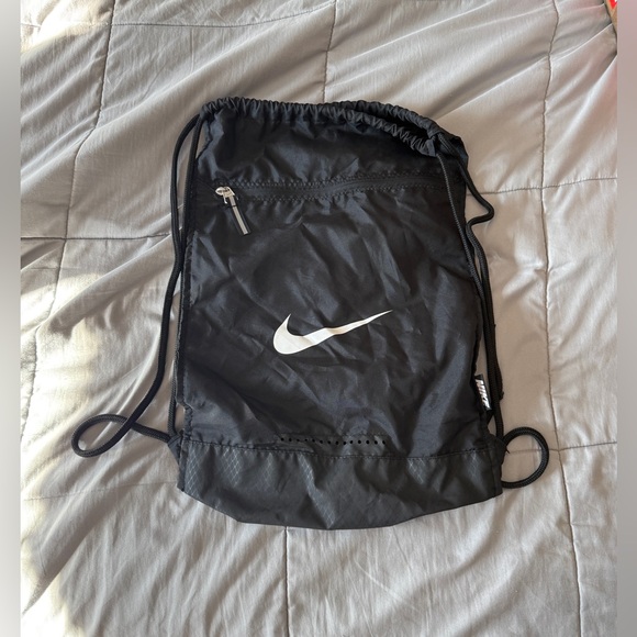 Nike Black Drawstring Gym Bag Backpack With Zipper Pocket - Barely Used! - Picture 1 of 2